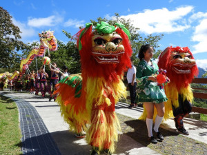 夏季牧場大遊行活動特別邀請南投縣營北國中舞龍隊，由鳳凰、龍與雄獅組成氣勢磅礡的遊行隊伍帶來精彩表演。