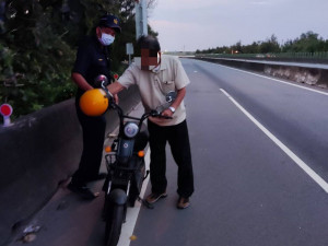 9旬翁夜間車沒電獨行西濱　警協力助返家