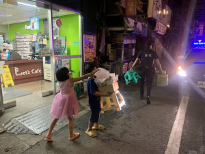 幼童深夜超商前兜售物品，暖警細心呵護尋親助返家。