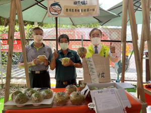 農糧署署長胡忠一(左一)、豐原區農會蔡森揚總幹事(右一)，與今年臺中市優質高接梨評鑑競賽囊括第二名、第三名的果樹產銷班長謝敏榮合影。