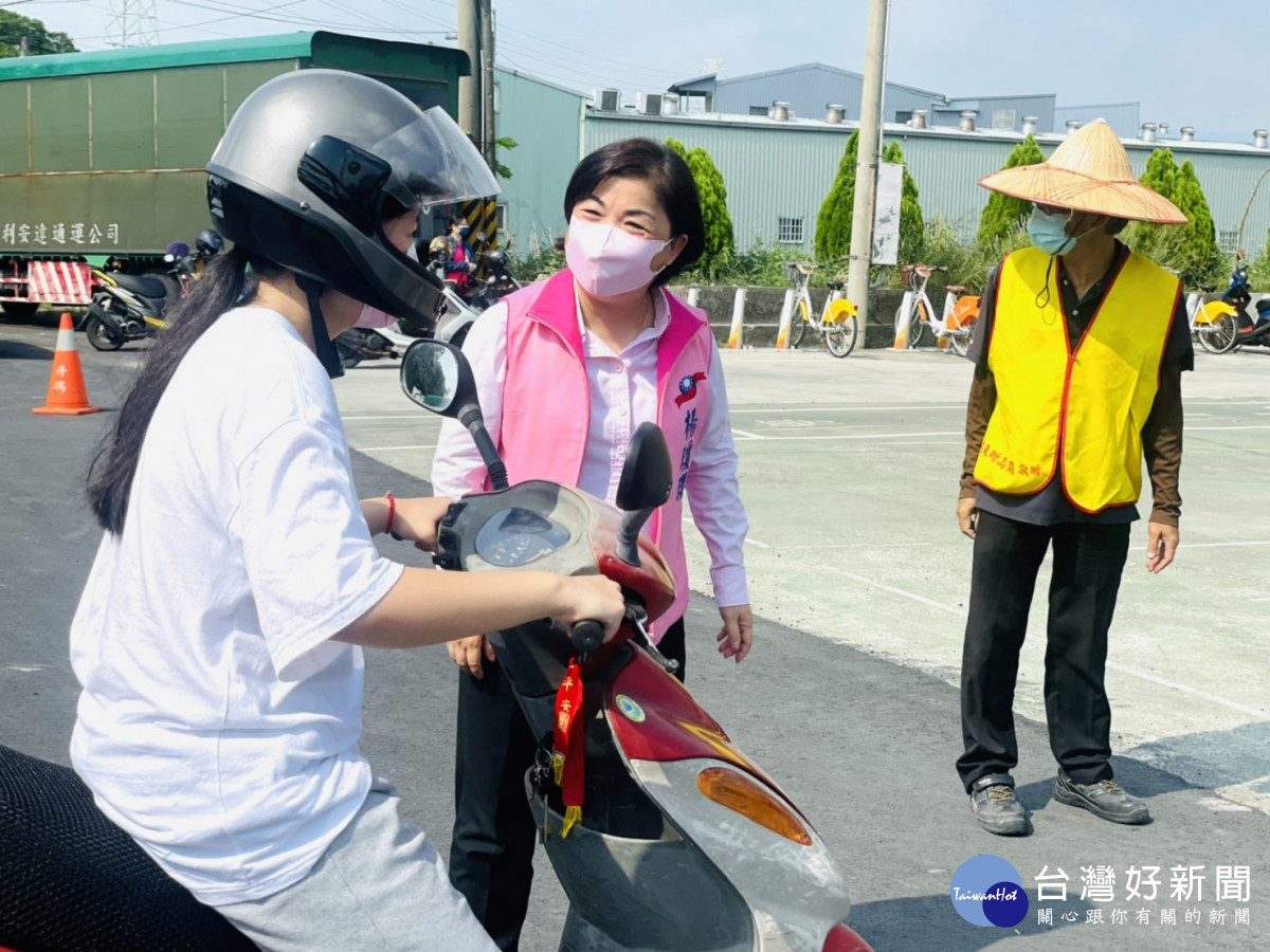 立委楊瓊瓔(中)爭取機車下鄉考照便民服務。