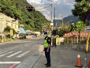 和平分局員警加強中橫公路取締車輛超速、超載、不依規定駛入來車道等違規。