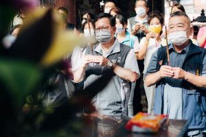 市長與貴賓參香祝禱。