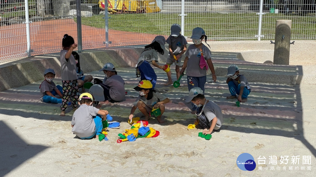 集集親子遊戲沙坑正式開放　盼來玩沙的小朋友帶著滿足笑容回家