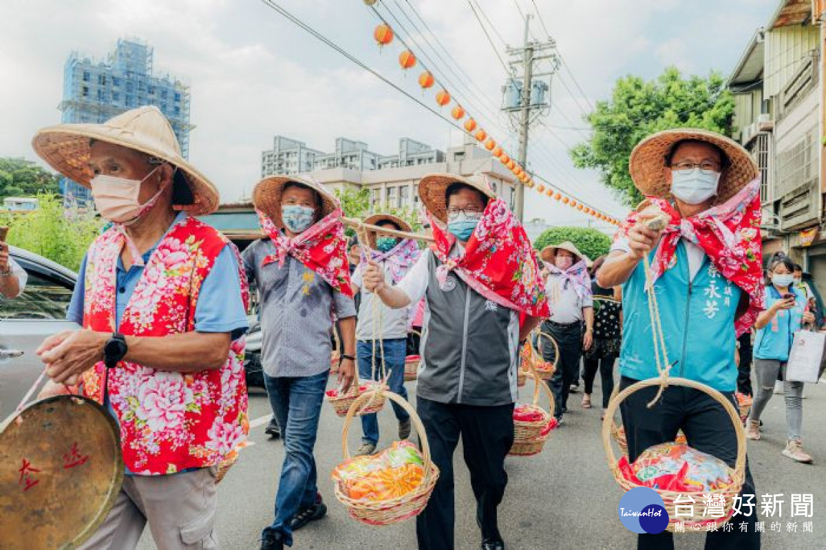  市長體驗挑擔踩街文化。