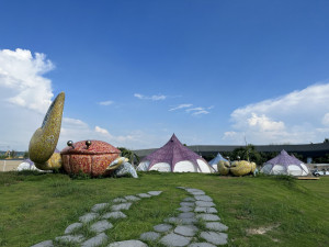 露營場帳篷外觀採藍紫與白色風格呼應高美濕地藍天海景