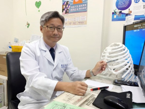 現任國軍臺中總醫院胸腔外科主任醫師謝志明，至今已做超過 500 例手術，經驗相當豐富。（圖/記者王丰禾攝）