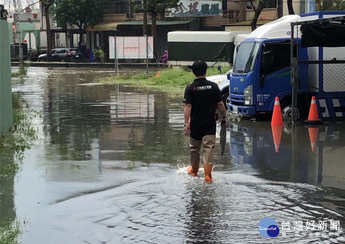 台中市豐勢路二段因側溝排水容量不足，每逢急降雨必淹。