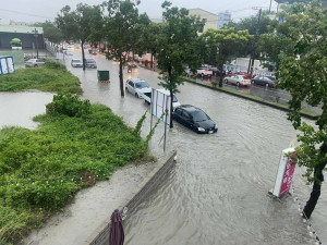 台中市豐勢路二段因側溝排水容量不足，每逢急降雨必淹。