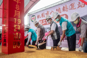 市長與貴賓手持金鏟動土。