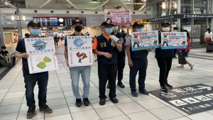 ▲高雄市警察局在高鐵、捷運站、車站等處加強宣導防遭詐騙赴柬工作。（圖／記者 許高祥 翻攝）