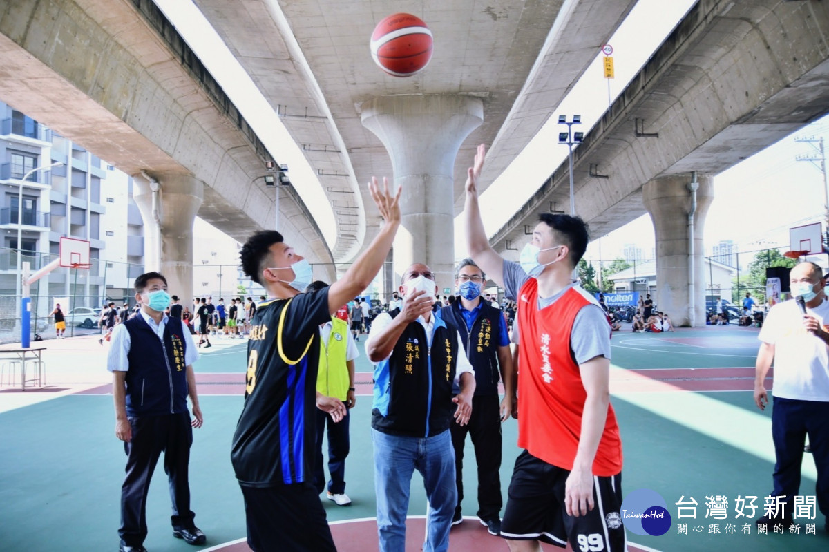 台中市體育總會理事長暨市議會議長張清照參加開球儀式。