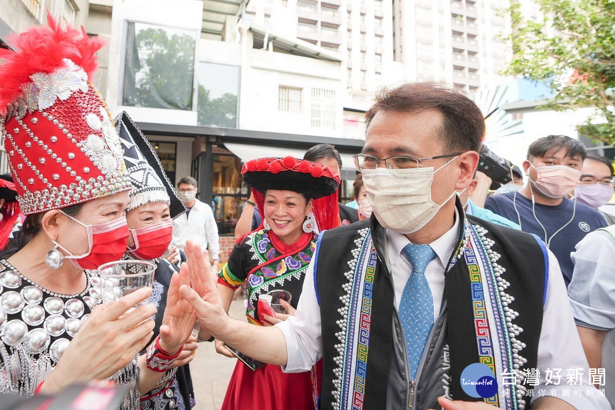 民進黨桃園市長參選人鄭運鵬參加「2022異域歌酒節活動」，體驗雲南少數民族文化。<br />
