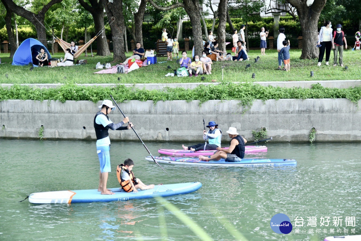 台中豐原葫蘆墩公園首度舉辦SUP立槳展演與體驗。