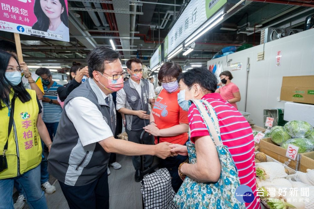 鄭市長巡視市場，與消費者互動。<br />
