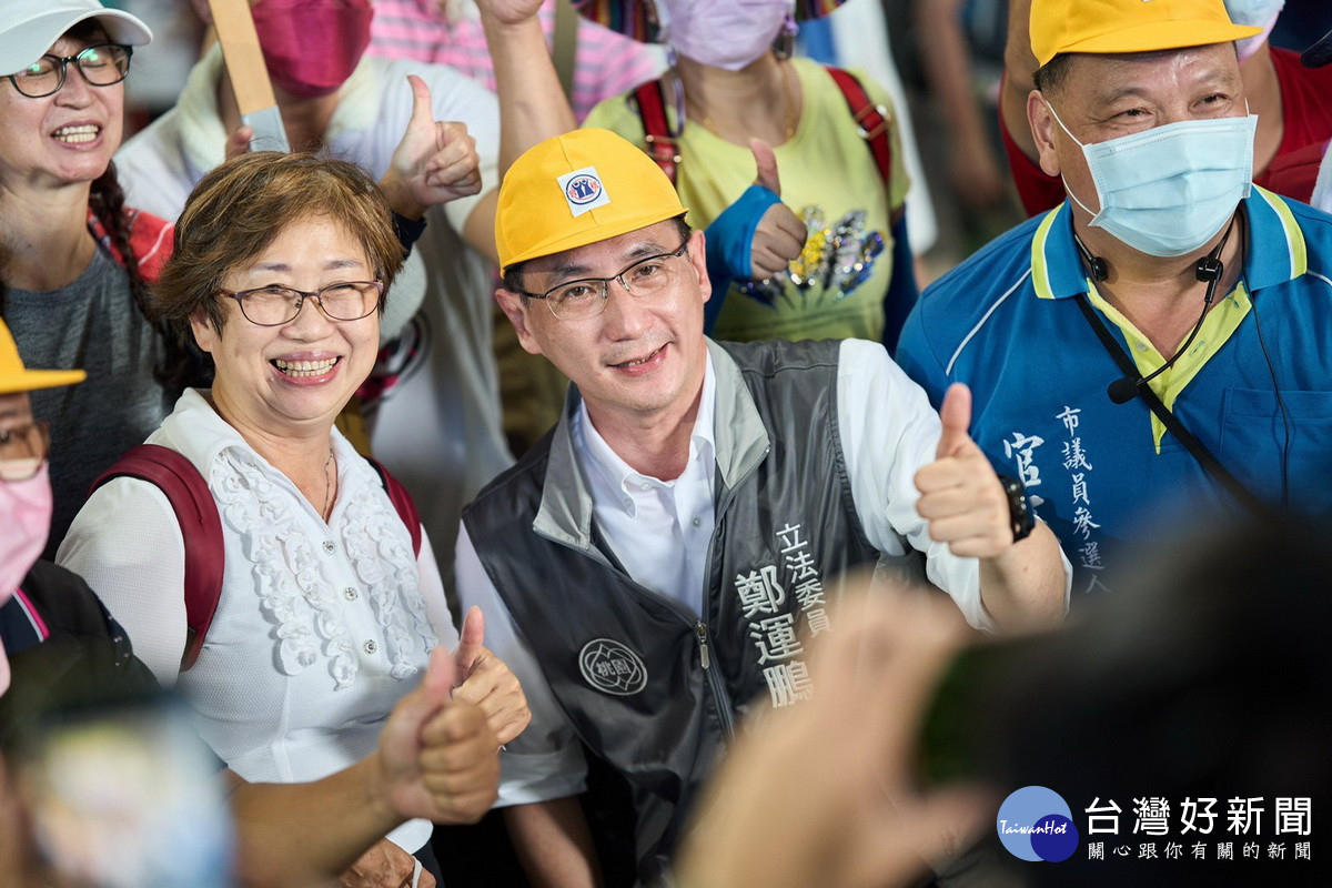 <br />
圖說：民進黨桃園市長參選人鄭運鵬出席「戀戀南崁溪大手牽小手親子健走」活動與大家合影。