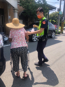 雲林斗六市92歲黃姓老嫗疑因天氣炎熱中暑，所幸在警民合作下平安護送返家／警方提供