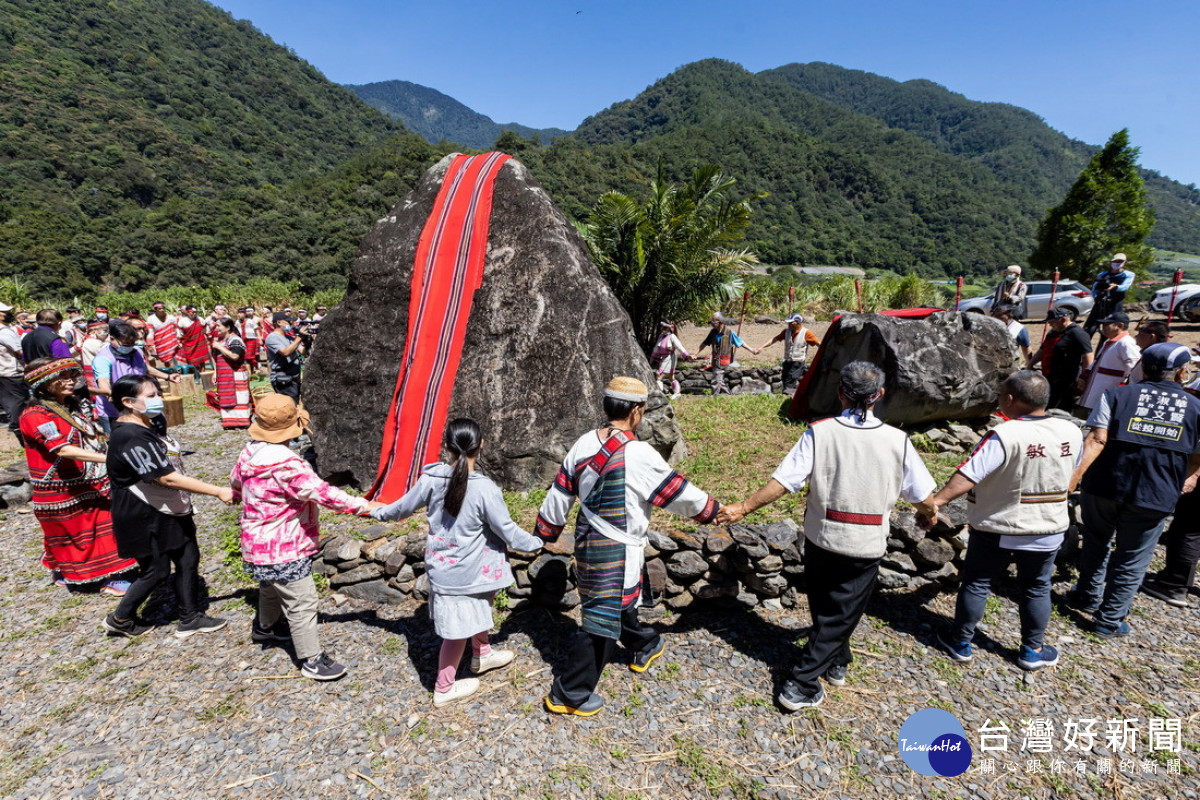 泰雅族人手牽手跳著傳統舞步環繞聖石。（圖片/南投縣府提供）<br />
<br />
