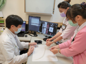 中國附醫放射腫瘤科王耀慶醫師為患者準備新式的食道癌置放器。