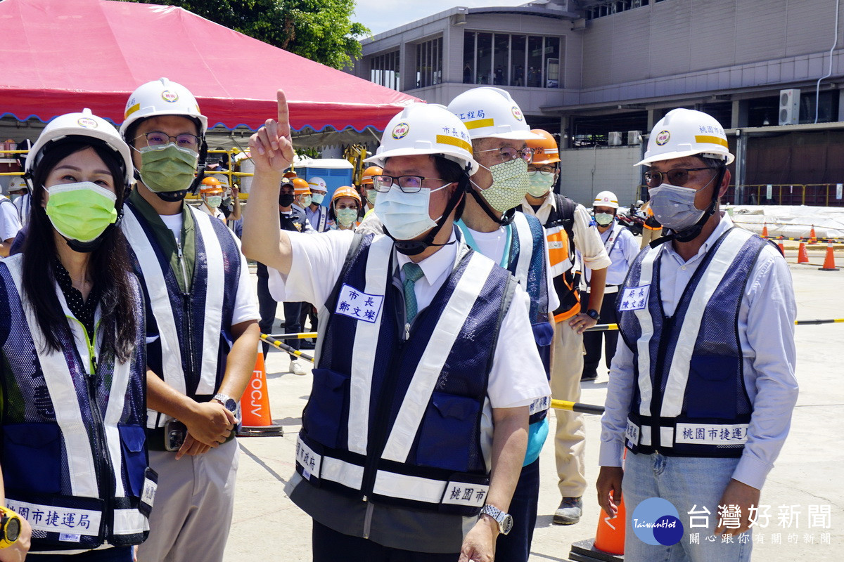 桃園市長鄭文燦視察桃園捷運綠線G07車站施工情形。