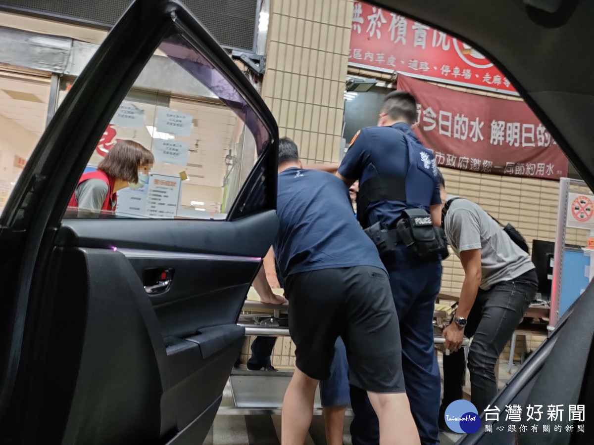 男子昏迷送醫途中遇巡邏警，求助警車開道緊急送醫。