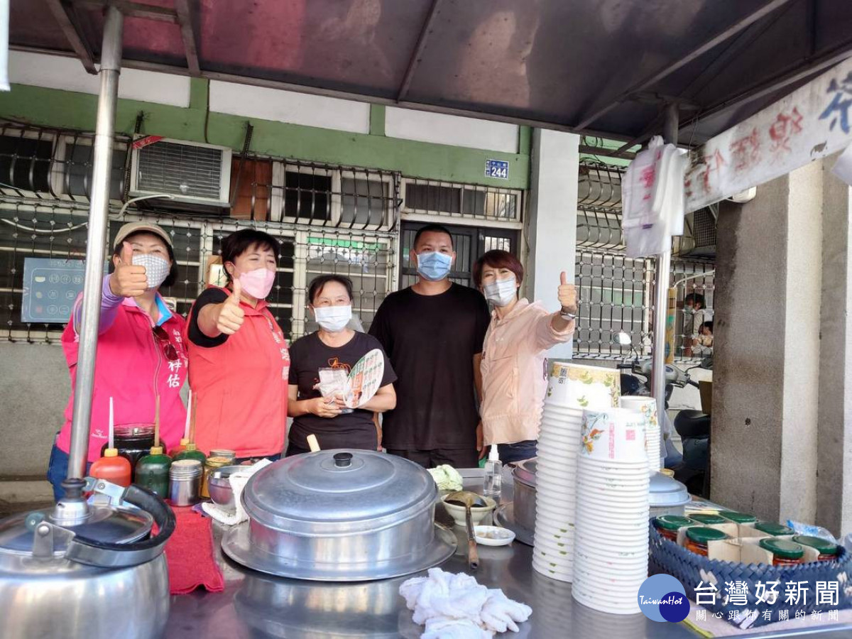 陳亭妃現身草屯　陪蔡培慧掃街沿途爭相合影女力高人氣 台灣好新聞 第2張