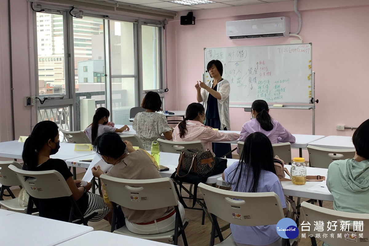 提升新住民生活適應能力，桃園市政府社會局新住民家庭服務中心開辦新住民理財系列講座。<br />
