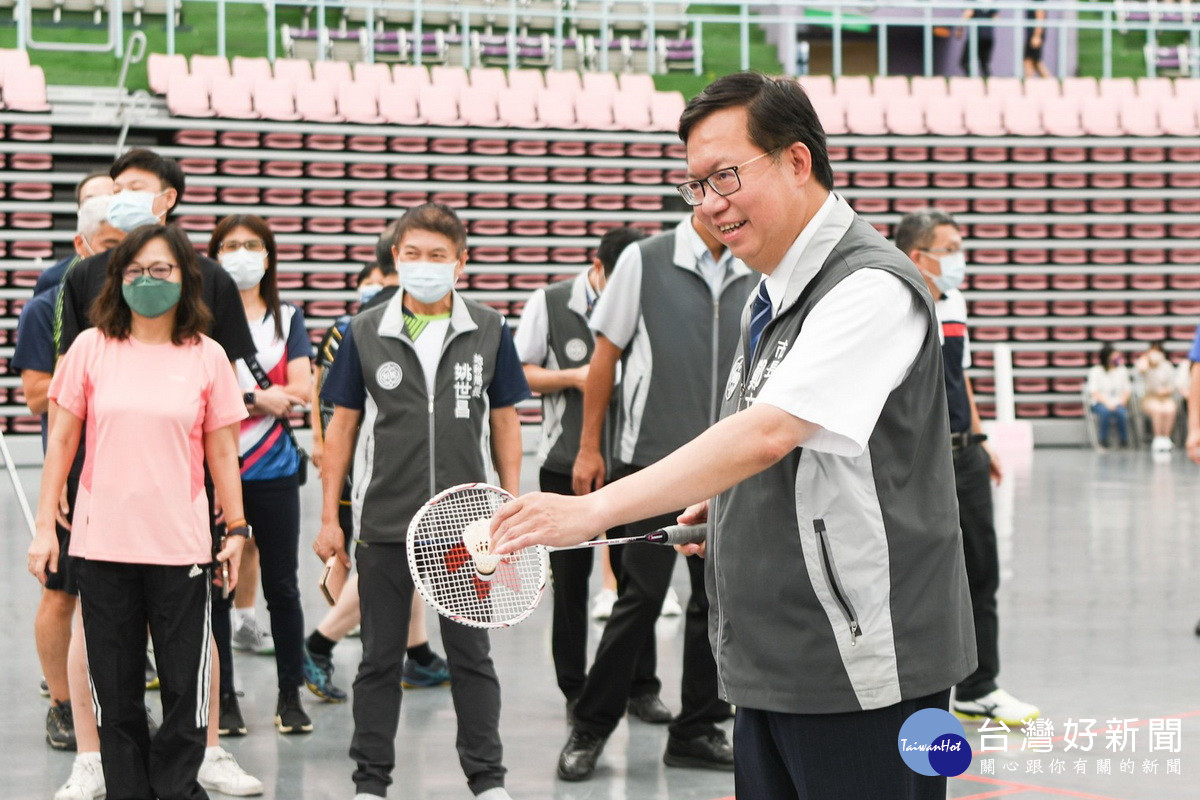 桃園鄭文燦出席「桃園市第6屆公教人員羽球錦標賽開幕典禮」進行開球儀式。