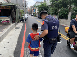 7歲小超人貪玩迷途，平鎮暖警協助返家。