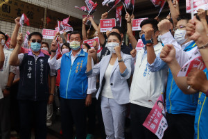 許淑華與支持者先高呼加油當蒜。（記者扶小萍攝）