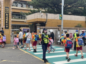 楊梅警分局開學日加強規劃「護童專案」勤務，以確保校園周邊交通順暢。