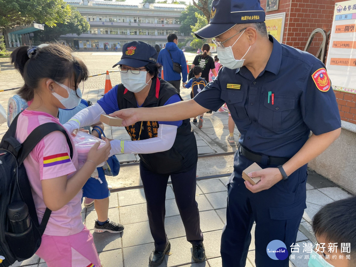 平鎮警分局執行「護童專案」勤務，加強校園周邊的交通疏導。