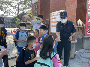 平鎮警分局執行「護童專案」勤務，加強校園周邊的交通疏導。