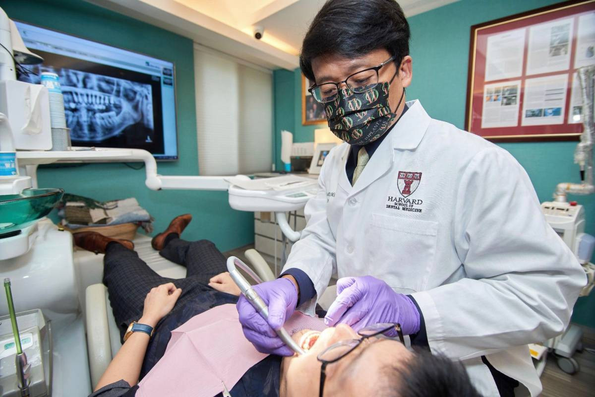 「牙醫界馬斯克」陳俊龍博士： 「一鑽植牙」專利，50秒植好一顆牙！