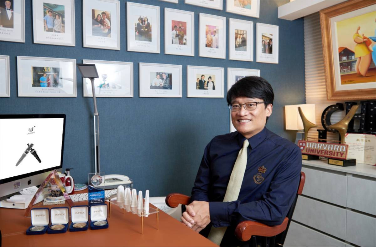 哈佛牙醫博士陳俊龍行醫三十年，擁有豐富的經驗和多項植牙相關專利。