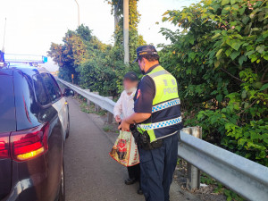 虎尾警方將在快速道路路肩行走的老翁先載回分駐所／警方提供