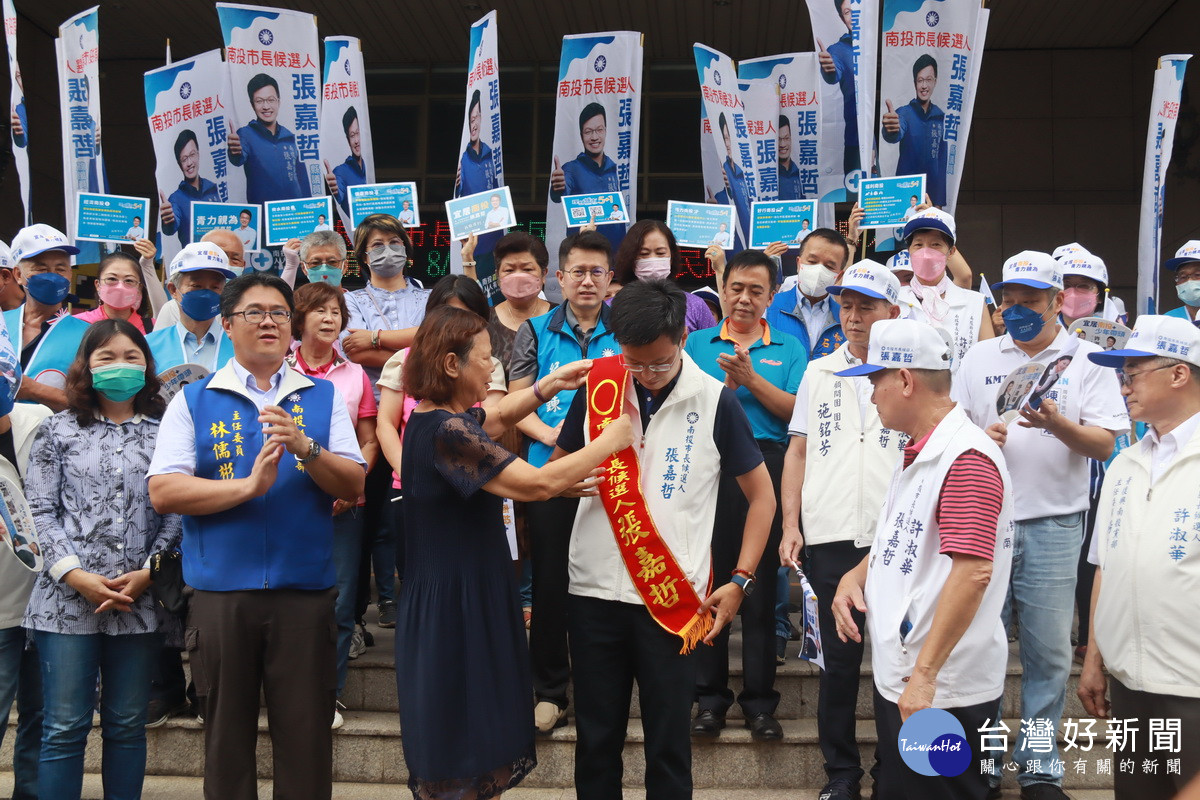 宋懷琳市長為張嘉哲披綵帶加油。（記者扶小萍攝）