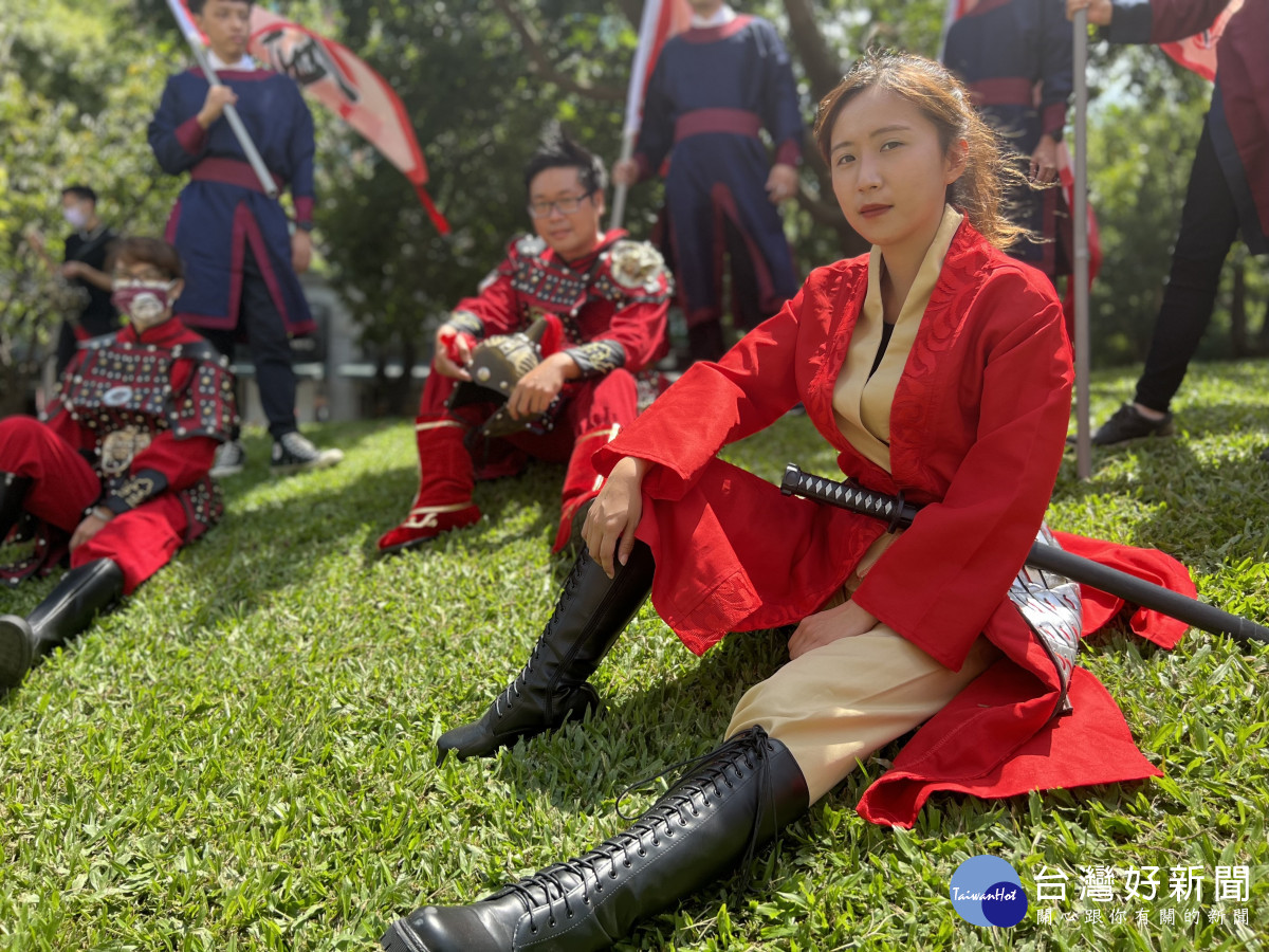 無黨籍蔡怡萱(右)巧扮「豐后女將」，登記參選台中市議員第四選區（豐原、后里）市議員。