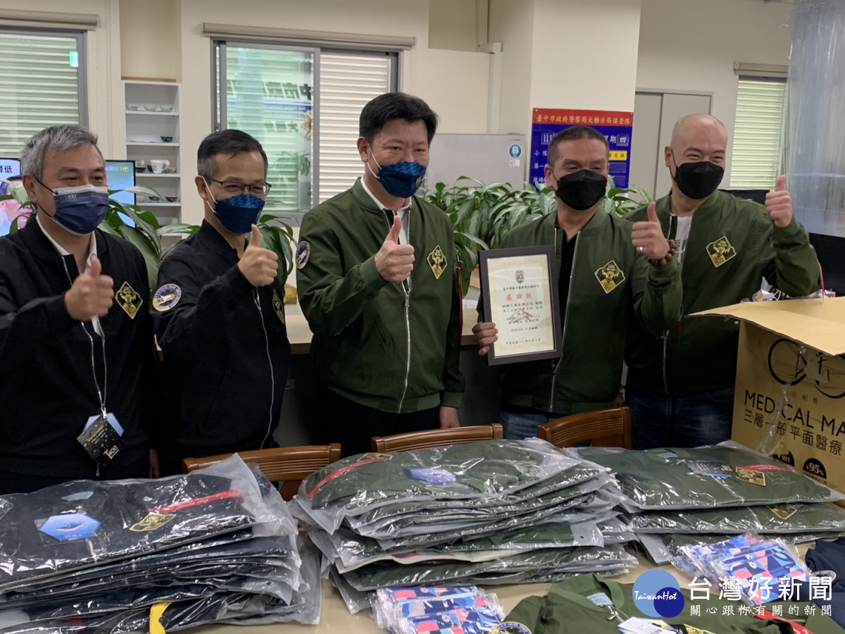 台中市議員賴朝國號召民間企業捐贈大雅警分局偵查隊防疫口罩1800片及高性能防護外套。