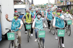 黃秀芳從總部出發，騎單車登記參選。圖／記者鄧富珍攝