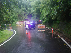 颱風來襲山區恐坍方，大溪警封路管制人車。