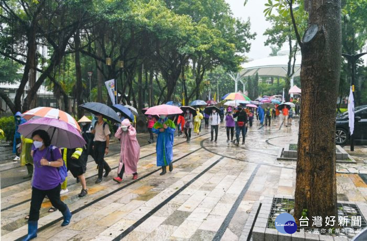 中壢運動嘉年華不畏風雨鳴笛健走，健康齊步減碳愛地球。