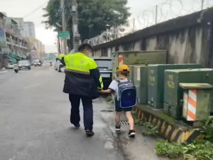 警送男童回家。林重鎣