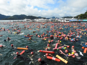 2022日月潭公開水域游泳錦標賽，選手們奮力向前游。