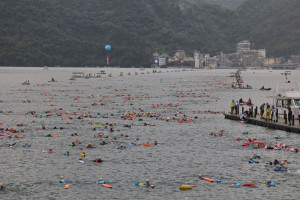 第40屆日月潭國際萬人泳渡嘉年華無畏風雨盛大登場