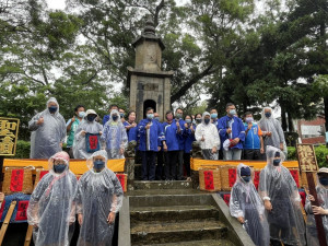 桃園市長鄭文燦、桃園市政府客家事務局長黃傅淑香帶領送聖蹟隊伍在聖蹟亭牌樓前合影。