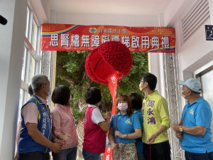 台中市議員周永鴻為神岡區圳堵國小爭取500萬經費裝設無障礙電梯。