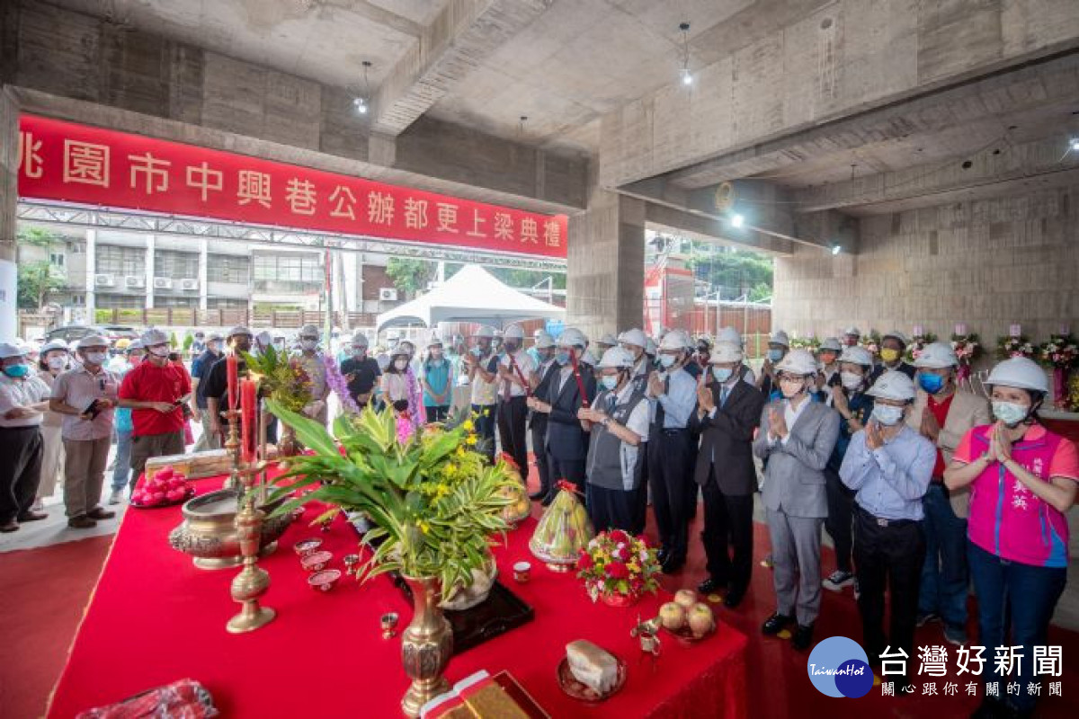 鄭市長與貴賓上香祈福。<br />
<br />
