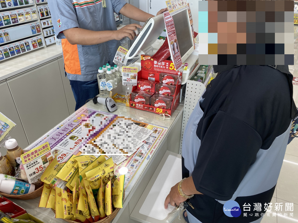 台中梧棲55歲男子抱著27萬元現金，前往超商購買點數卡，欲資助女網友醫藥費用。