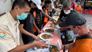 ▲高市三民及鳳山二處街友服務中心辦理中秋關懷活動。（圖／記者 許高祥 翻攝）